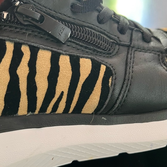 Vionic Black and Tan Sneakers with Athletic Silhouette - Picture 4 of 8